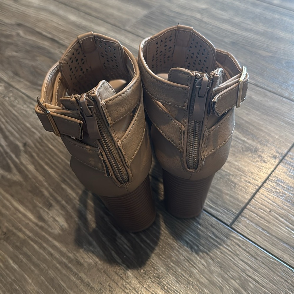 Women’s Heeled Sandals - Picture 4 of 6